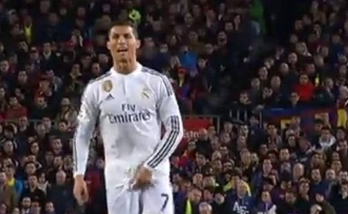 Cristiano Ronaldo provocó al árbitro tocándose sus partes íntimas