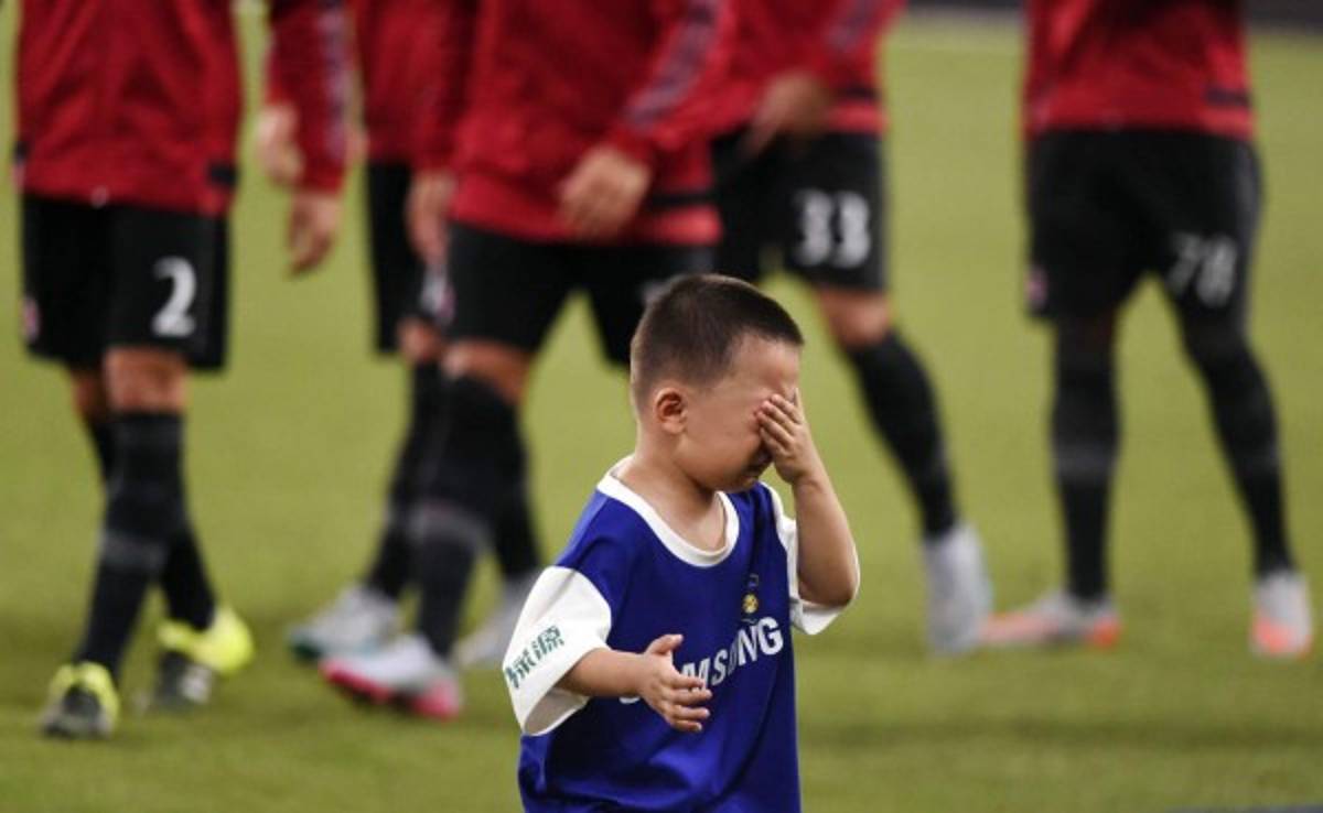 El pequeño que lloró al ver de cerca a sus ídolos del Real Madrid