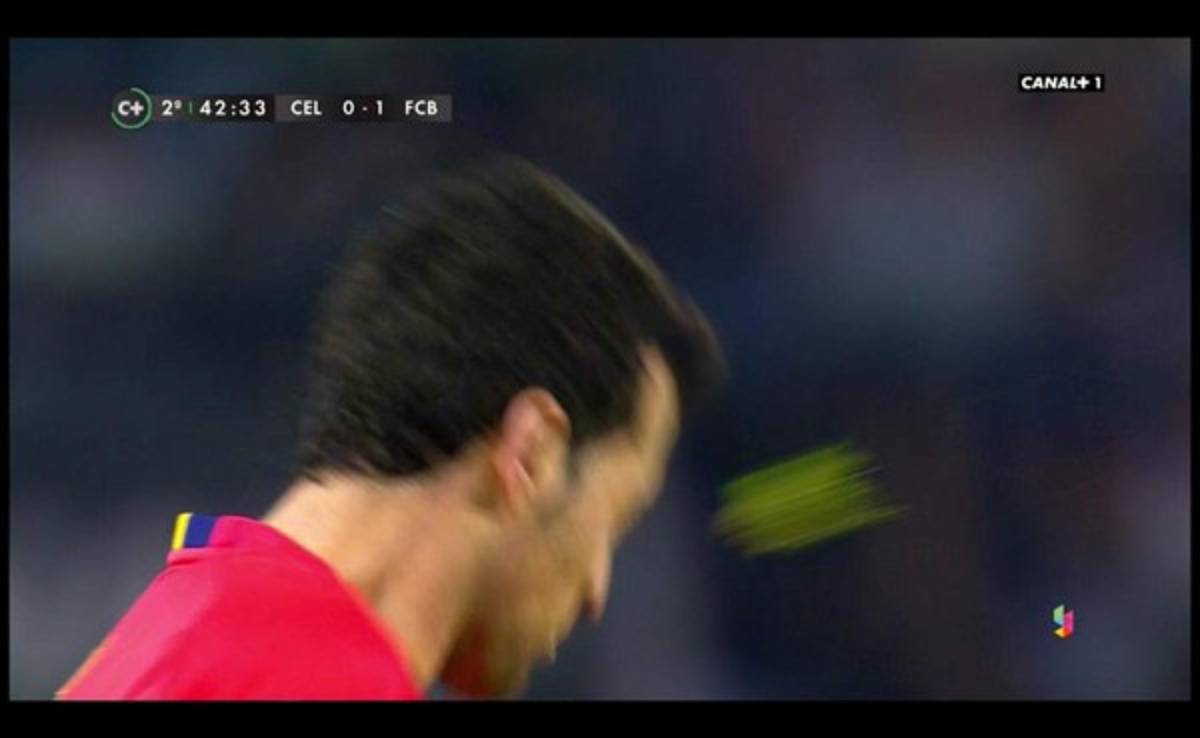Jugador del Celta es expulsado por lanzar un trozo de césped en la cara a Busquets