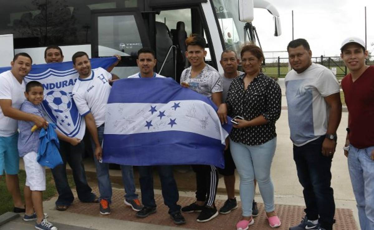 Hondureños despiden y desean suerte a la Bicolor en Houston