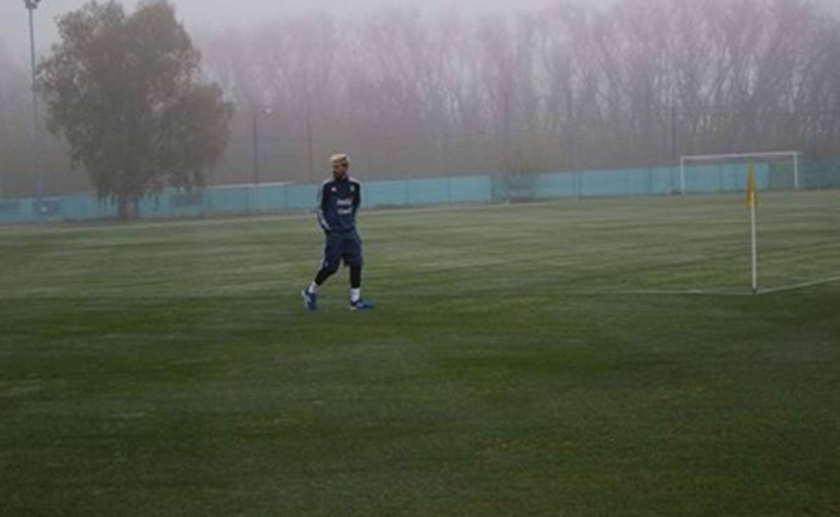 Messi ya entrena con Argentina, pero está en duda para enfrentar a Uruguay