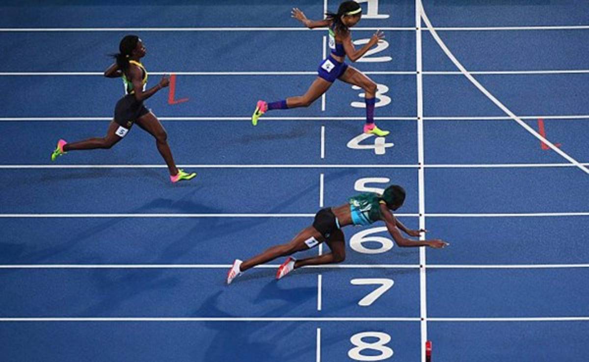 Shaunae Miller se arroja sobre la meta para ganar el oro en 400