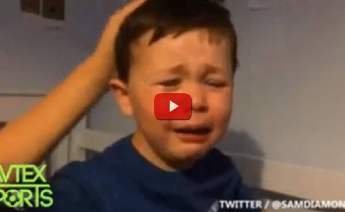 VIDEO: Niño llora porque Van Persie se va del Manchester United