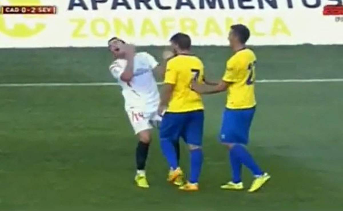 VIDEO: Jugador del Cadiz propina cabezazo a uno del Sevilla