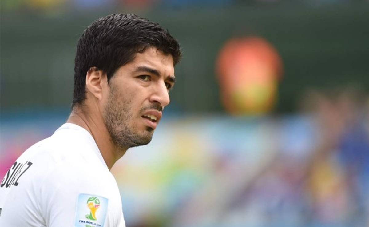 El Liverpool estudiará la sanción de la FIFA a Suárez