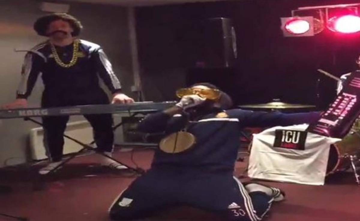 VIDEO: Alex Song sorprende cantando por una buena causa