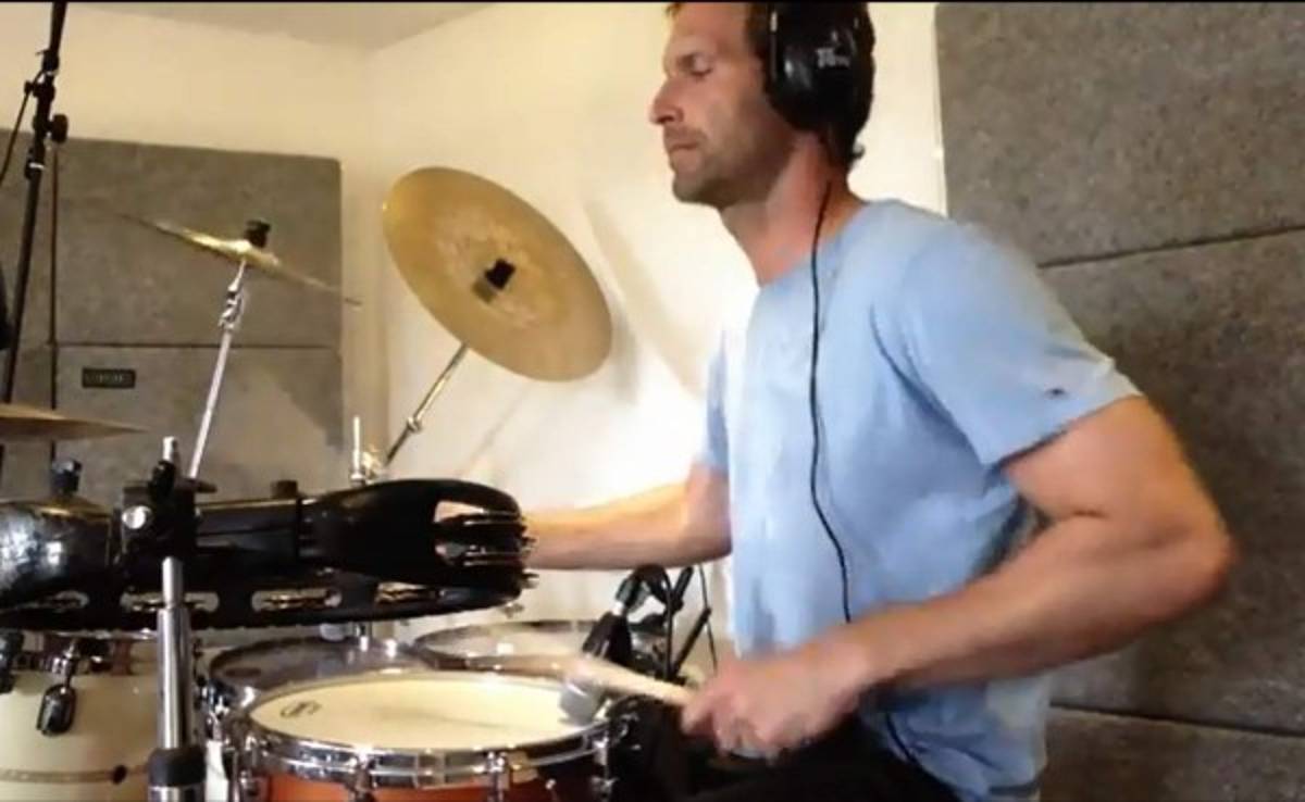 VIDEO: Petr Cech muestra sus dotes con la batería