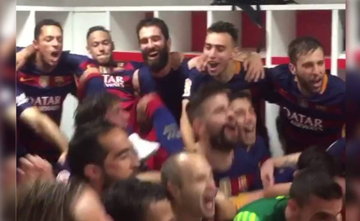 VIDEO: Neymar le da patada en la espalda a Piqué en festejo del título