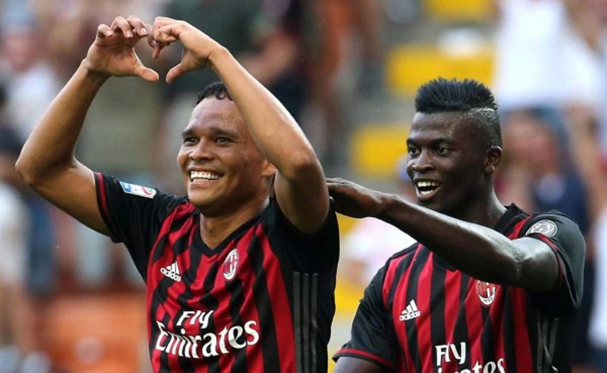 Carlos Bacca marca triplete y le da el triunfo al Milan ante el Torino