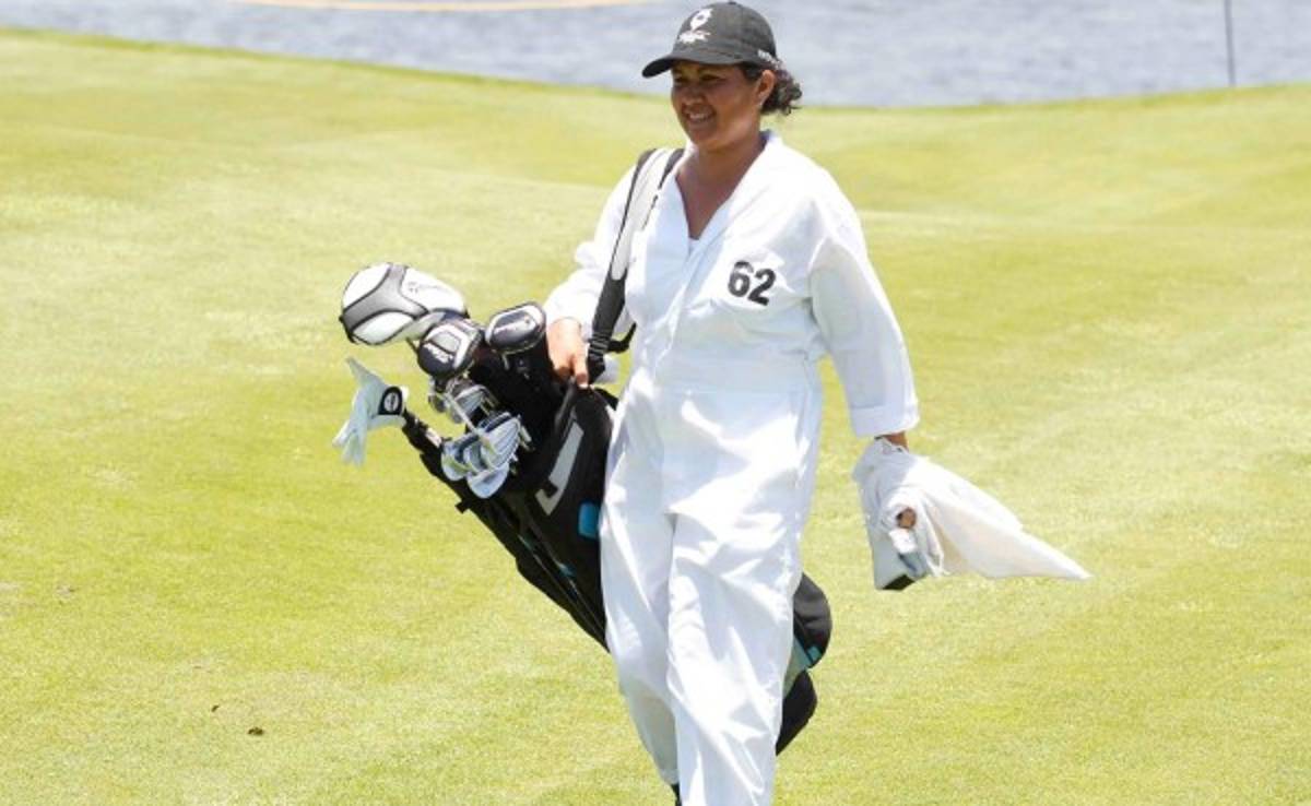 Sandra Acosta, la ama de casa hondureña que es caddie del líder