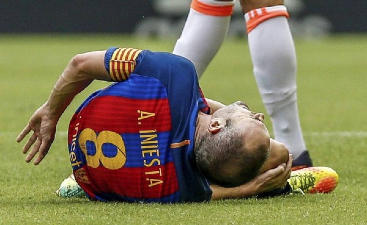 Durísima lesión de Andrés Iniesta en Mestalla y se retira entre lágrimas