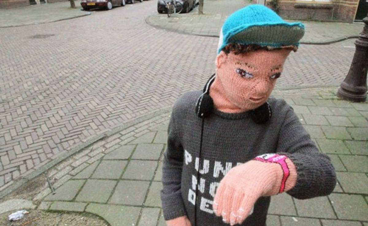 Madre holandesa tejió una réplica del tamaño real de uno de sus hijos