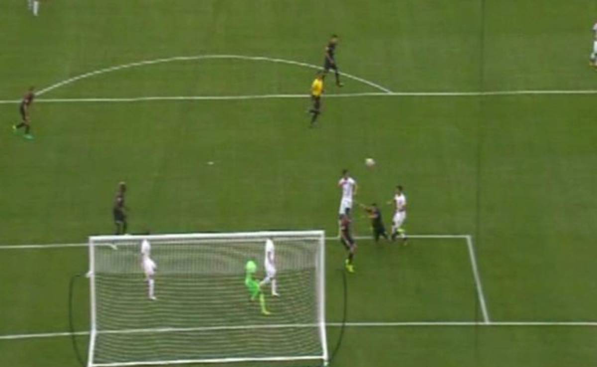 La infantil falta penal de Cristian Gamboa a Bobby Wood