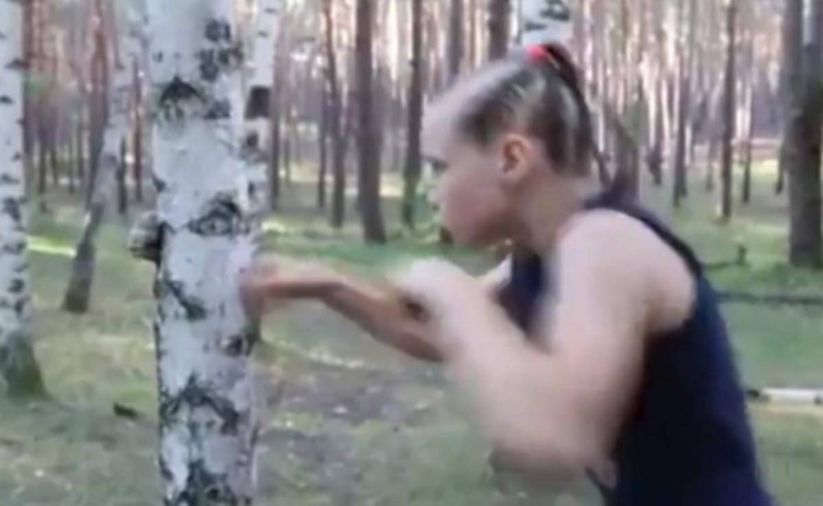 VIDEO: Niña de nueve años rompe árboles a puñetazos con brutal entrenamiento