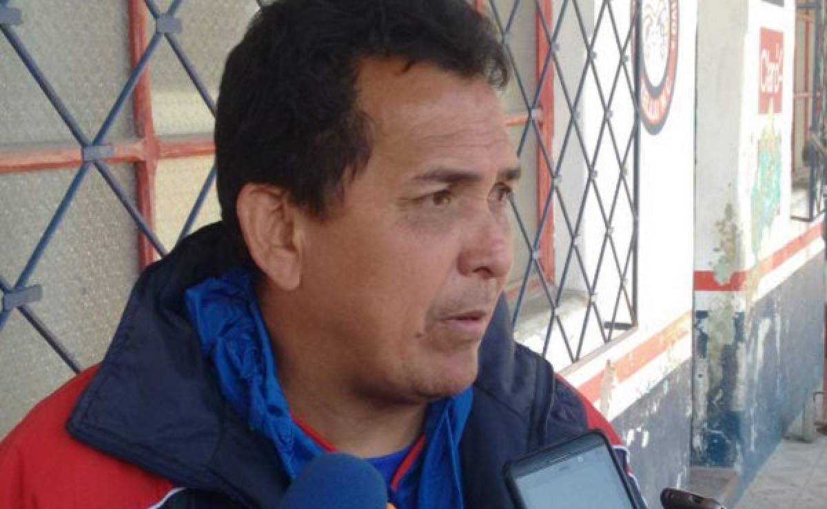 Nahún Espinoza se molesta con sus jugadores en Xelajú