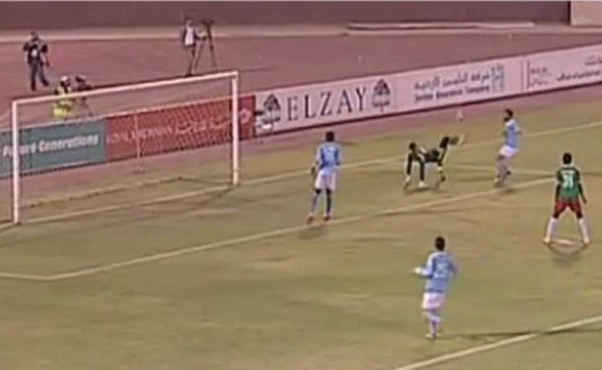 VIDEO: Arquero anota de chilena un autogol de gran calidad y el video es viral