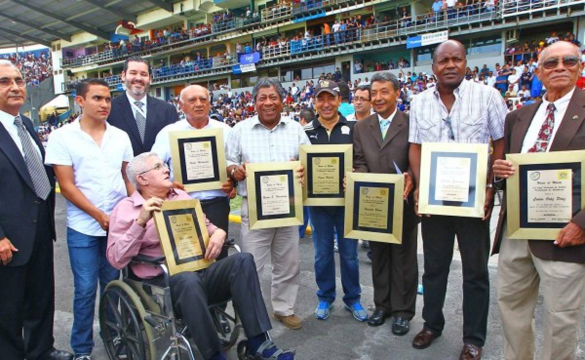 Liga Nacional agasaja a glorias del fútbol hondureño
