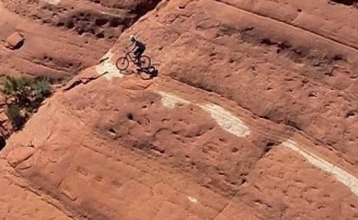 Con un drone graban a ciclista que sube en su bicicleta a un risco