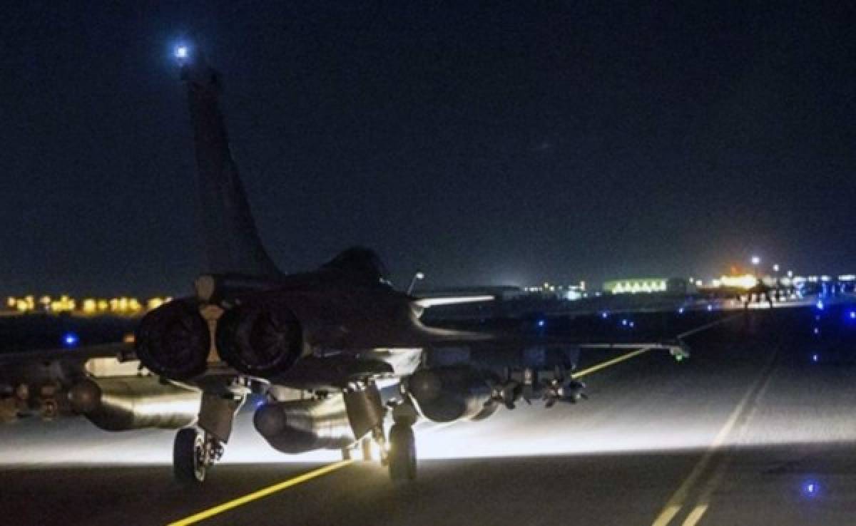 Francia vuelve a bombardear a ISIS con apoyo de Rusia