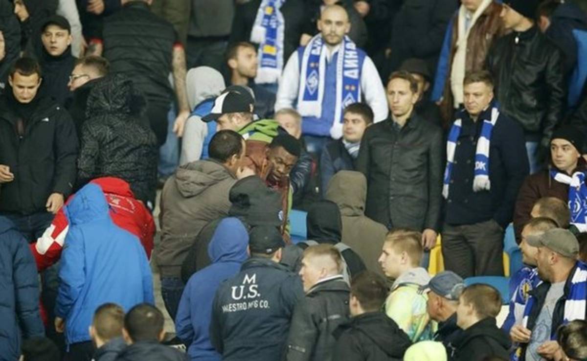 Dinamo de Kiev pretende abrir un sector solo para aficionados negros