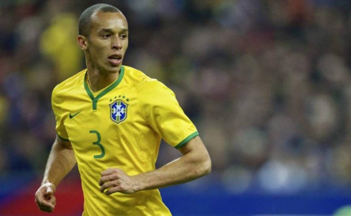 Miranda se une al entrenamiento de Brasil tras superar molestias musculares