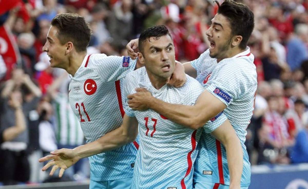 Turquía se mantiene con vida y despide a República Checa de la Eurocopa