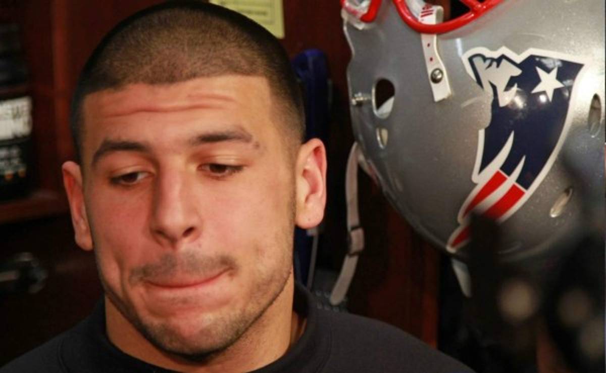 Ex de la NFL pone en duda orden de cateo de la policía