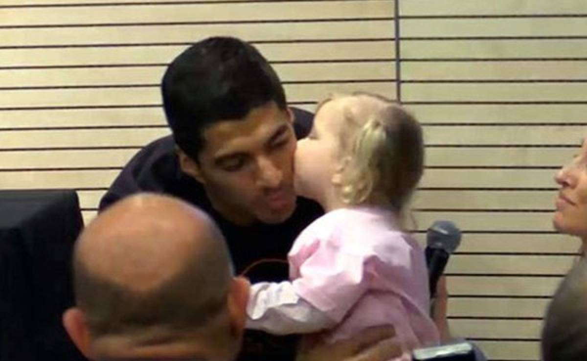 VIDEO: La noble petición que le hizo una niña a Suárez en conferencia