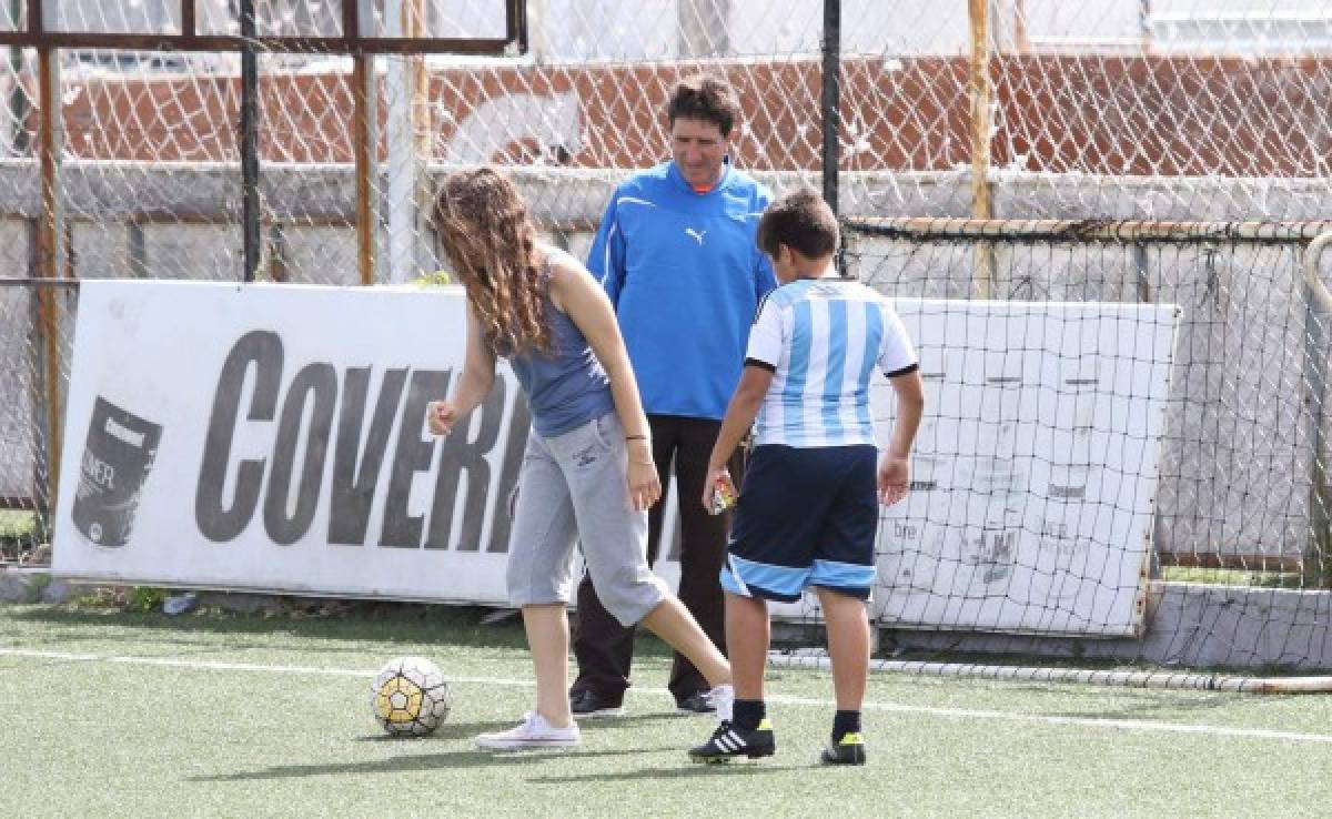 Técnico del Olimpia Héctor Vargas enseña a jugar fútbol a sus hijos
