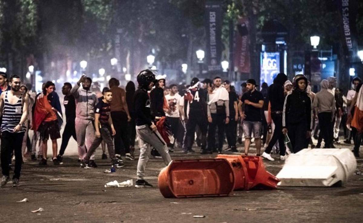 Incidentes entre hinchas y policías en los Campos Elíseos de París