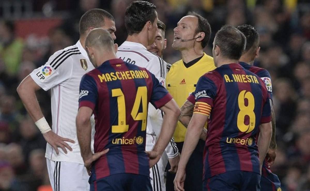 Encontronazo de Cristiano Ronaldo y Macherano en el clásico español