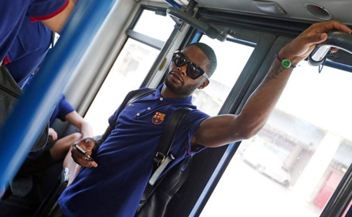 Alex Song abandona pretemporada del Barcelona en Birmingham