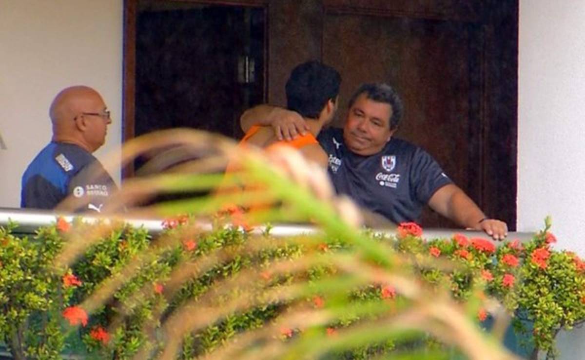 Luis Suárez devastado, aparece llorando en concentración de Uruguay