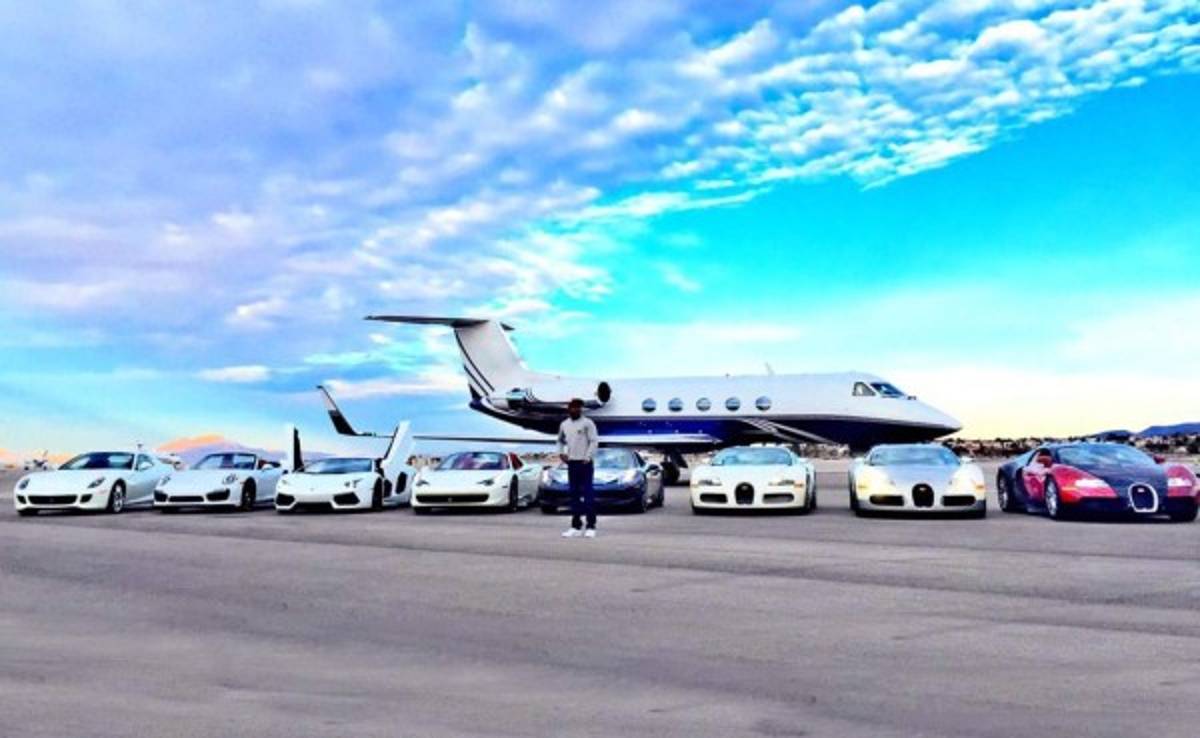 Mayweather presume espectacular flota de vehículos y un avión