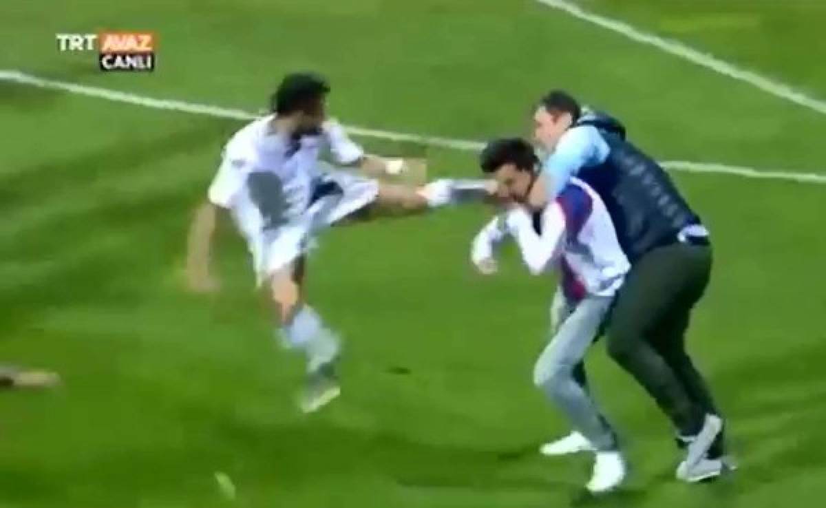 VIDEO: Futbolista defiende a un árbitro lanzando patada brutal a aficionado