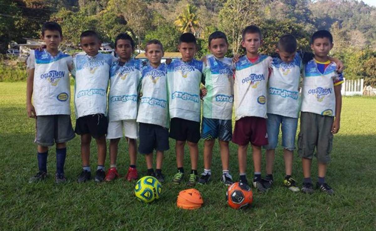 Niños futbolistas que usan sacos de mezcal como chalecos recibirán ayuda