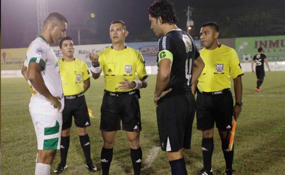 Jugadores del Platense llegan en taxi para jugar ante Honduras Progreso