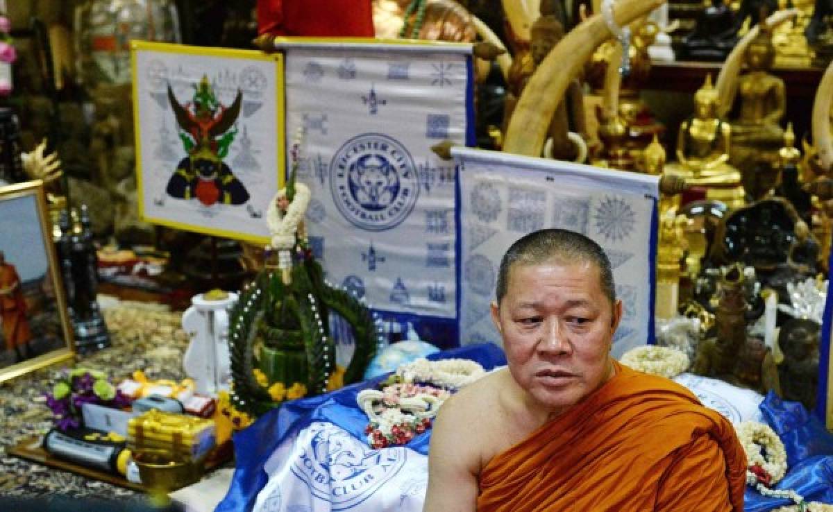 El monje budista tailandés que bendijo al Leicester City para ganar el título