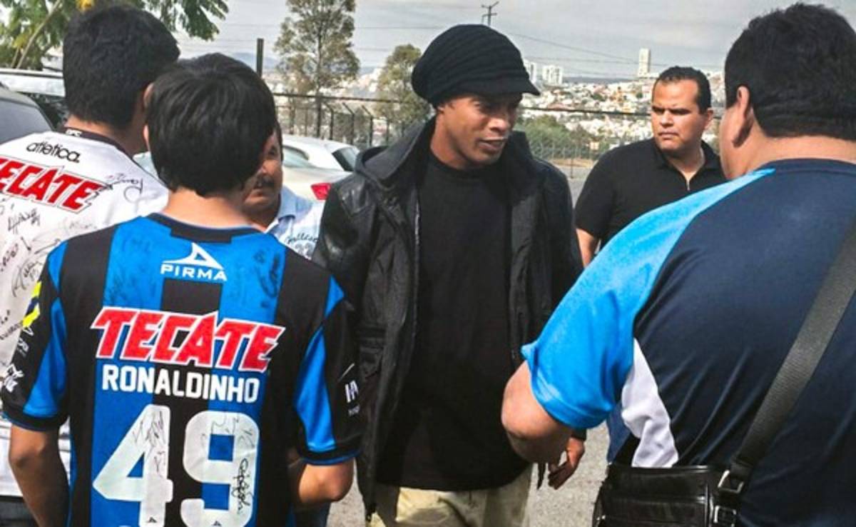 Ronaldinho vuelve a México y se presenta al Querétaro