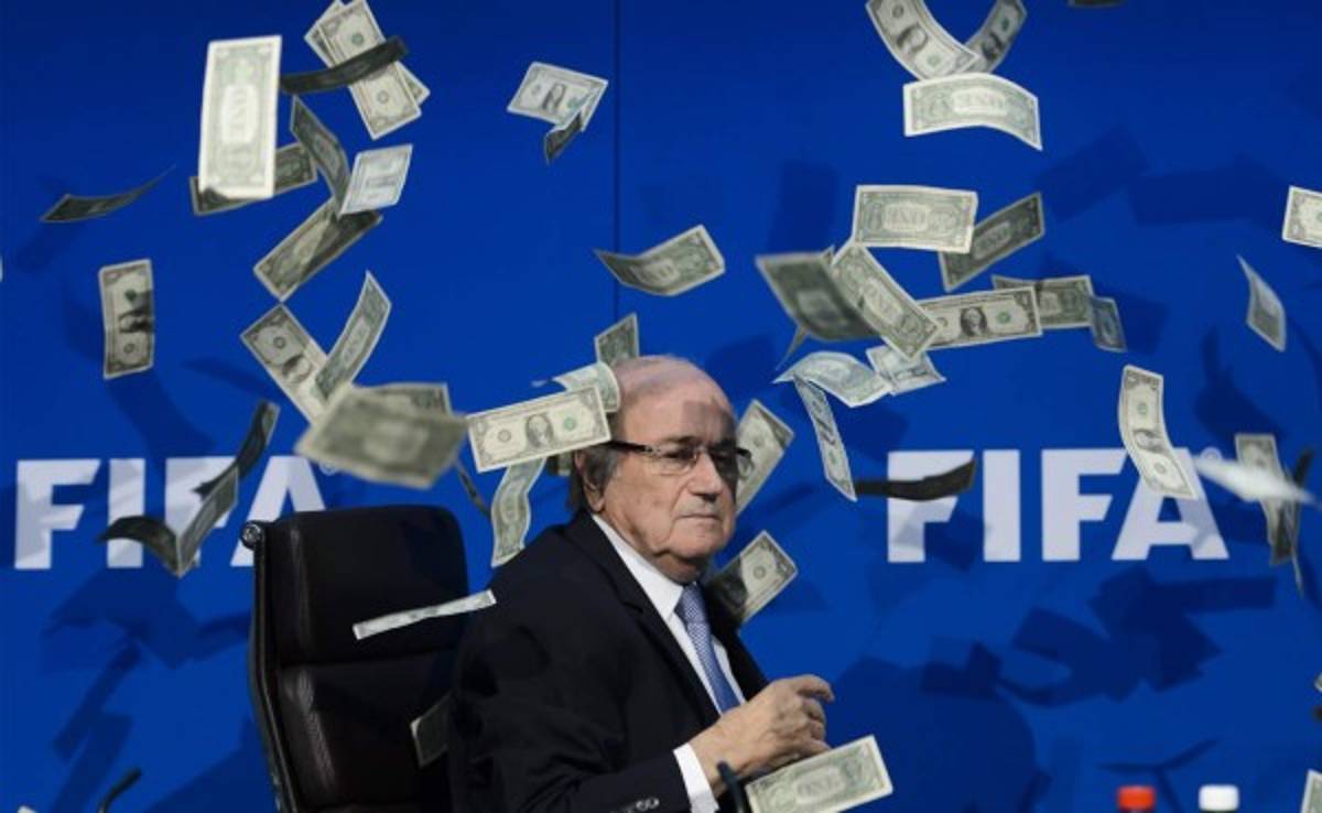 VIDEO: Lanzan una lluvia de dólares en la cara de Blatter