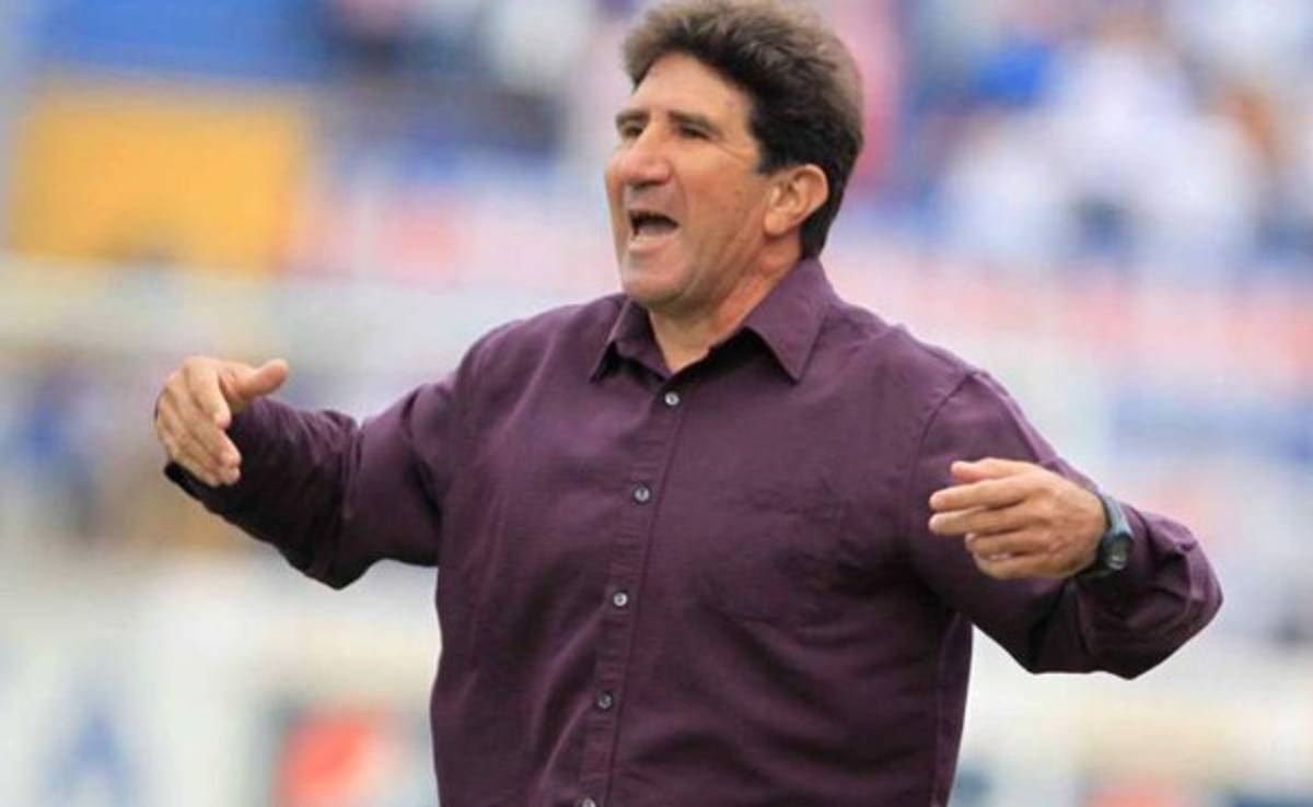 Héctor Vargas, expulsado por reclamar al árbitro en el clásico capitalino  