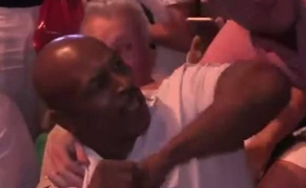 Mike Tyson golpea a un aficionado por una 'Selfie'
