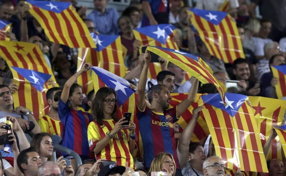 El Camp Nou vuelve a mostrar banderas independentistas en respuesta a sanciones de la UEFA
