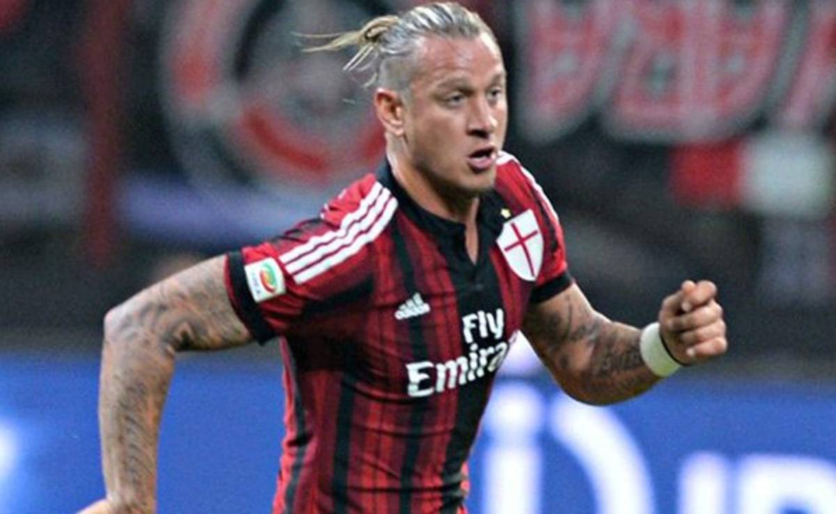 Francés Mexès sancionado con cuatro partidos por agarrar del cuello a Mauri