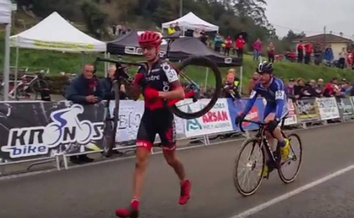 VIDEO: El ciclista Daniel Navarro realizó el gesto deportivo del año