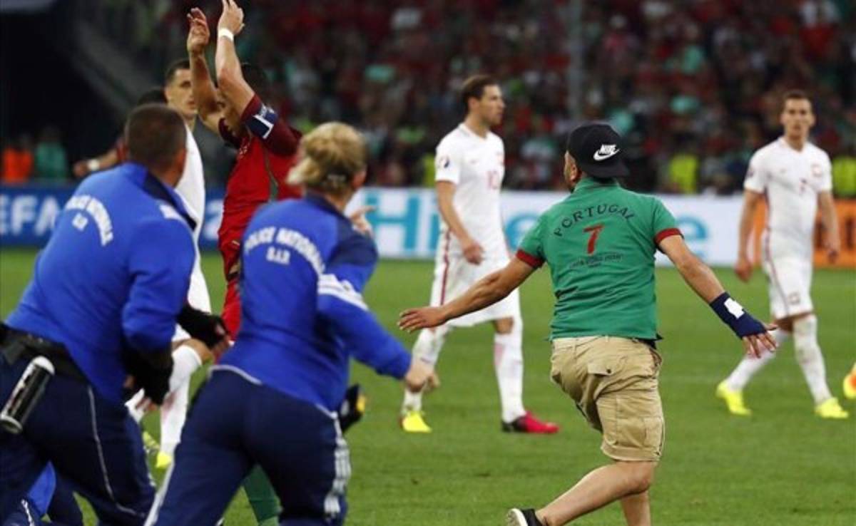 Espontáneo salta por Cristiano Ronaldo, pero este lo esquiva