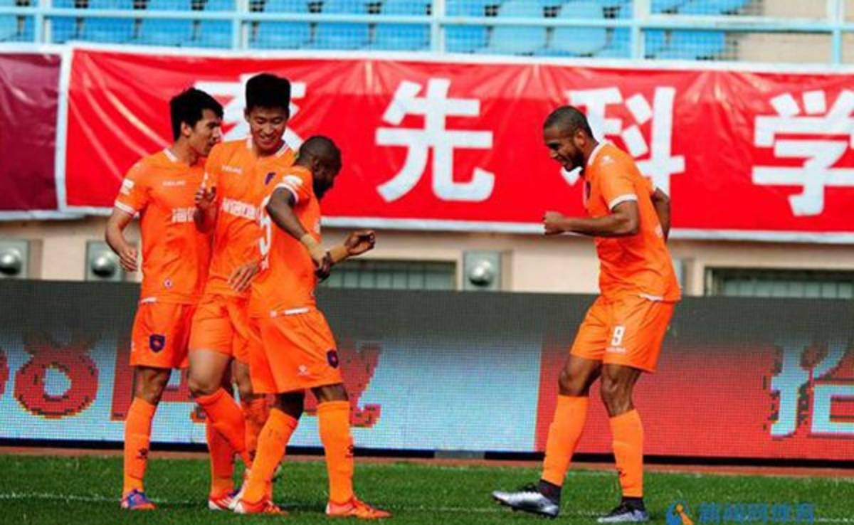 Eddie Hernández baila al son de los goles en China