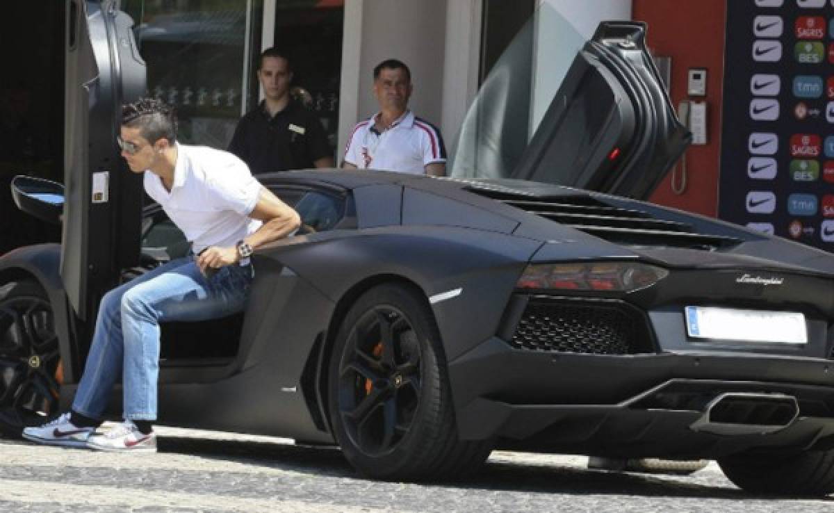 VIDEO: Cristiano llegó a entrenar en su lujoso Lamborghini Aventador