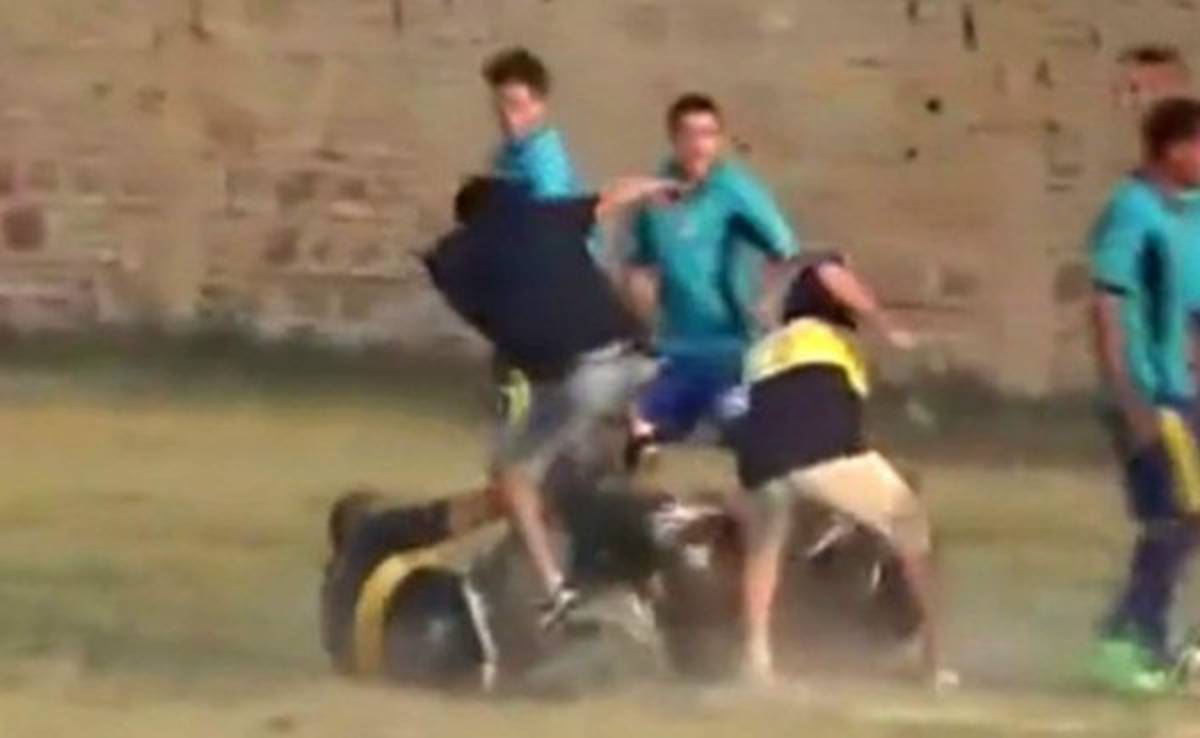 Video: Tremenda paliza a un árbitro en Argentina por pitar un penal