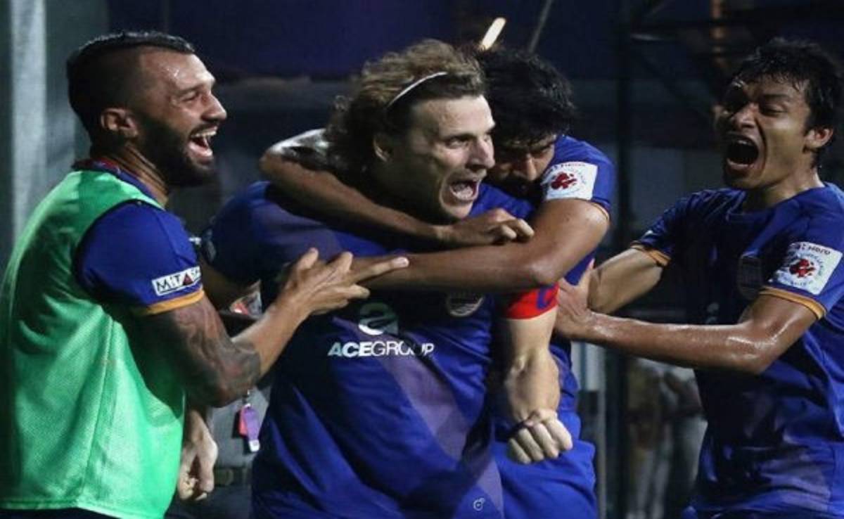Triplete de Forlán le da el liderato a equipo de Alexandre Guimaraes en la India